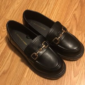 Womens Size 9 black shoe, gold accent